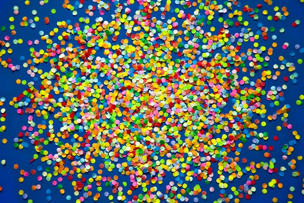 Cadre en confettis colorés. Fond bleu . — Photo