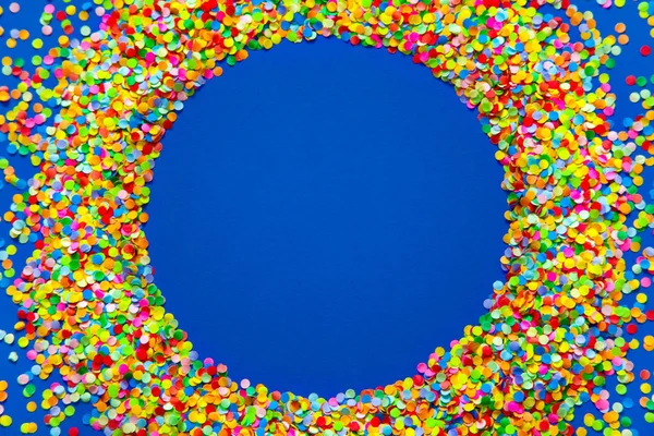 Marco hecho de confeti de color. Fondo azul . — Foto de Stock