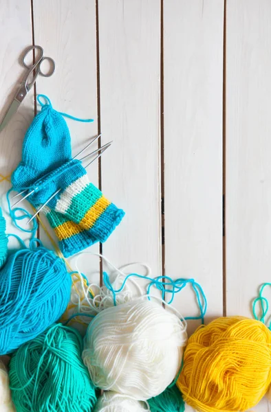 Bir kadın çocuk örgü iğneleri ile örgü çorap dokuma kumaşlar. Şerit