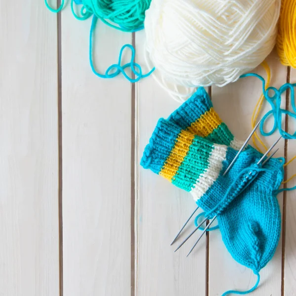 Bir kadın çocuk örgü iğneleri ile örgü çorap dokuma kumaşlar. Şerit