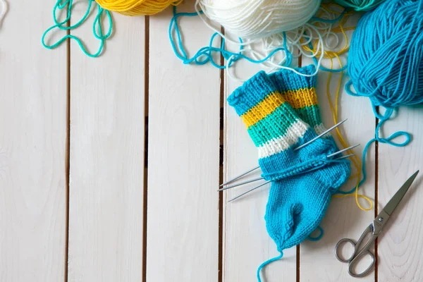 Bir kadın çocuk örgü iğneleri ile örgü çorap dokuma kumaşlar. Şerit