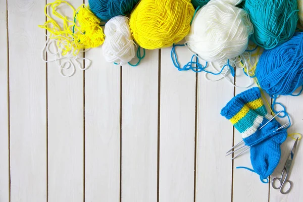 Bir kadın çocuk örgü iğneleri ile örgü çorap dokuma kumaşlar. Şerit