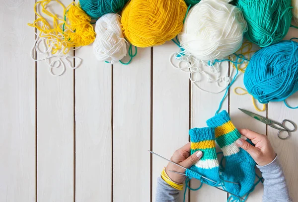 Bir kadın çocuk örgü iğneleri ile örgü çorap dokuma kumaşlar. Şerit