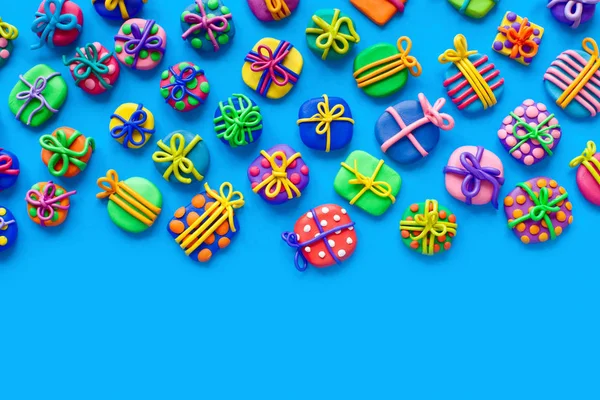 Hamuru çok küçük armağanlar. Mavi arka plan.