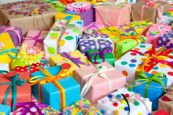 Renkli hediye kutuları renkli şeritler. Beyaz arka plan. Hediyelik