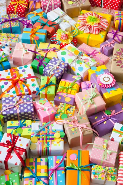 Renkli hediye kutuları renkli şeritler. Beyaz arka plan. Hediyelik