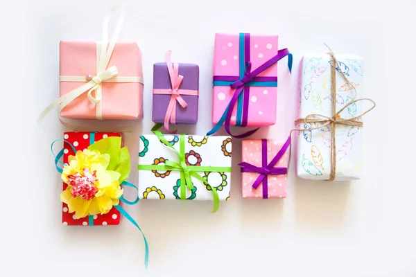 Cajas de regalo de colores con cintas de colores. Fondo blanco. Regalo —  Fotos de Stock