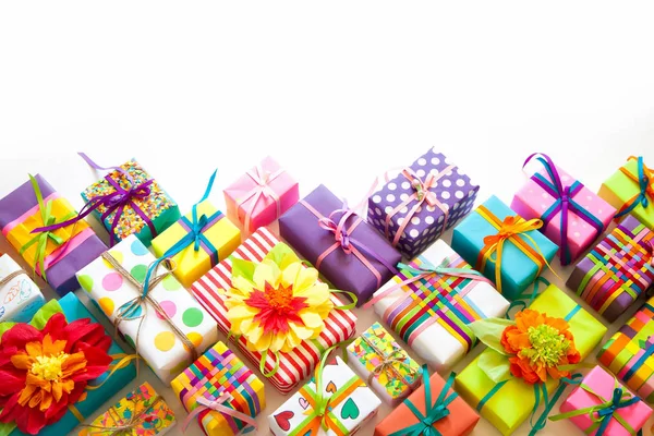 Renkli hediye kutuları renkli şeritler. Beyaz arka plan. Hediyelik