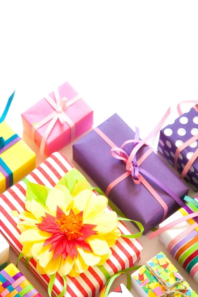 Renkli hediye kutuları renkli şeritler. Beyaz arka plan. Hediyelik
