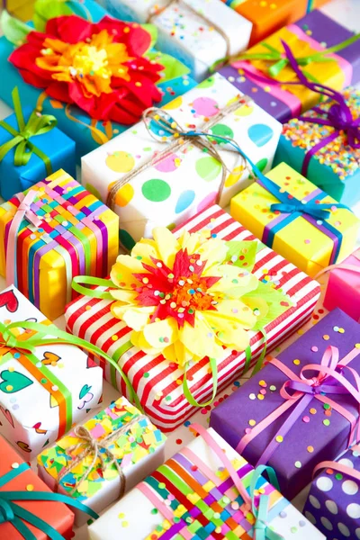 Renkli hediye kutuları renkli şeritler. Beyaz arka plan. Hediyelik