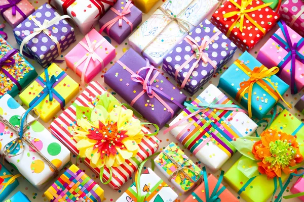 Renkli hediye kutuları renkli şeritler. Beyaz arka plan. Hediyelik