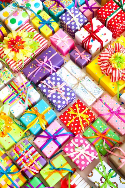 Renkli hediye kutuları renkli şeritler. Beyaz arka plan. Hediyelik