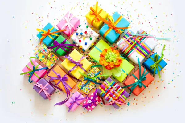 Renkli hediye kutuları renkli şeritler. Beyaz arka plan. Hediyelik