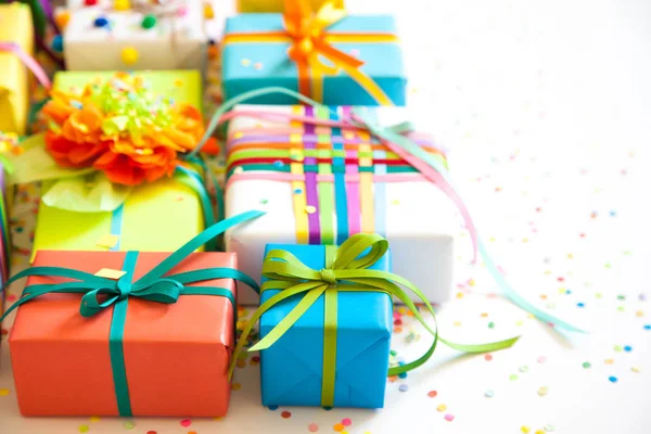 Renkli hediye kutuları renkli şeritler. Beyaz arka plan. Hediyelik