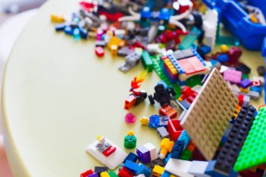 Renkli plastik blok birçok ile oyun küçük sarışın çocuk çocuk