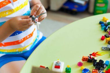 Renkli plastik blok birçok ile oyun küçük sarışın çocuk çocuk
