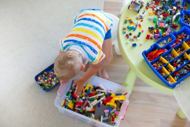 Renkli plastik blok birçok ile oyun küçük sarışın çocuk çocuk