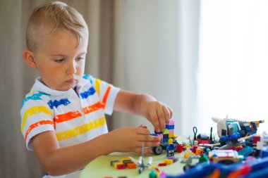 Renkli plastik blok birçok ile oyun küçük sarışın çocuk çocuk