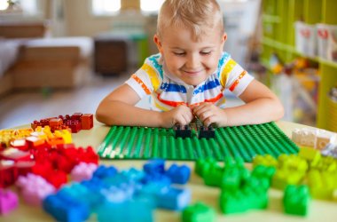 Renkli plastik blok birçok ile oyun küçük sarışın çocuk çocuk