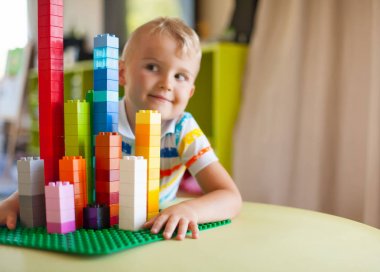Renkli plastik blok birçok ile oyun küçük sarışın çocuk çocuk