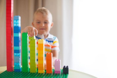 Renkli plastik blok birçok ile oyun küçük sarışın çocuk çocuk