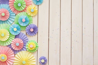Renkli parlak pastel kağıt rozet. Bir parti için dekorasyon.