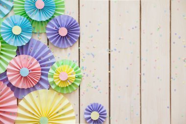 Renkli parlak pastel kağıt rozet. Bir parti için dekorasyon.