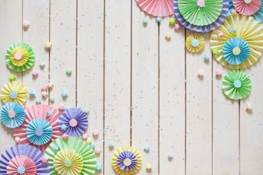 Renkli parlak pastel kağıt rozet. Bir parti için dekorasyon.