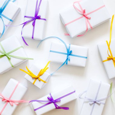 Beyaz hediye kutuları renkli şeritler.