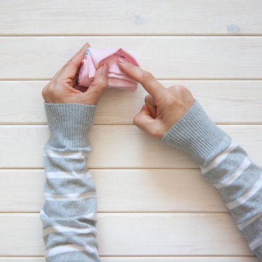 Giyim depolama. Dolabın içinde sipariş. Çorap katlanır. Master Clas