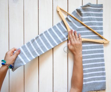 T-shirt katlama. Japon sistemdeki şeyler tutma. Mast