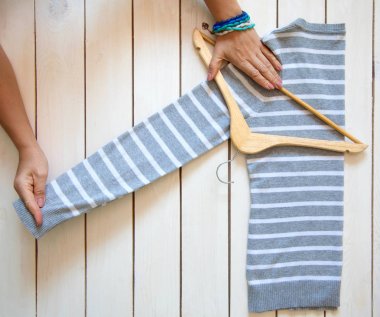 T-shirt katlama. Japon sistemdeki şeyler tutma. Mast