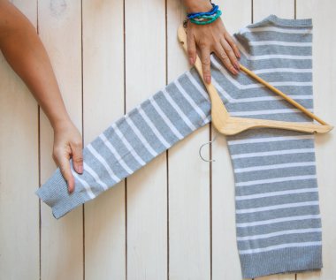 T-shirt katlama. Japon sistemdeki şeyler tutma. Mast