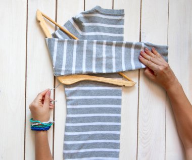 T-shirt katlama. Japon sistemdeki şeyler tutma. Mast