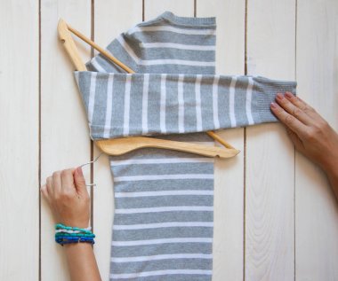 T-shirt katlama. Japon sistemdeki şeyler tutma. Mast