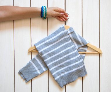 T-shirt katlama. Japon sistemdeki şeyler tutma. Mast