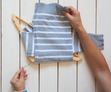 T-shirt katlama. Japon sistemdeki şeyler tutma. Mast