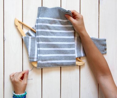 T-shirt katlama. Japon sistemdeki şeyler tutma. Mast