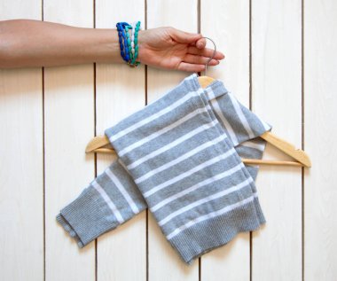 T-shirt katlama. Japon sistemdeki şeyler tutma. Mast