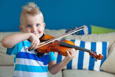 Çocuk keman çalıyor. Çocuk müzik eğitimi.