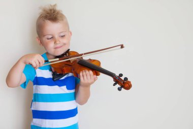 Çocuk keman çalıyor. Çocuk müzik eğitimi.