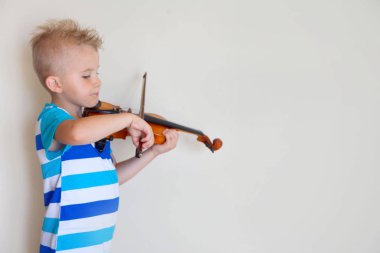 Çocuk keman çalıyor. Çocuk müzik eğitimi.