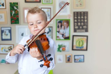 Çocuk keman çalıyor. Çocuk müzik eğitimi.