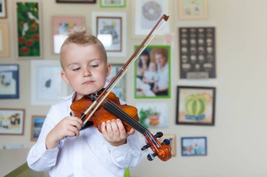 Çocuk keman çalıyor. Çocuk müzik eğitimi.