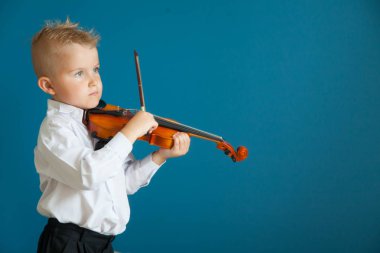 Çocuk keman çalıyor. Çocuk müzik eğitimi.