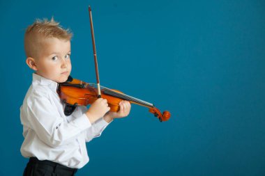 Çocuk keman çalıyor. Çocuk müzik eğitimi.