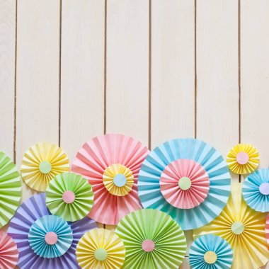Renkli parlak pastel kağıt rozet. Bir parti için dekorasyon.