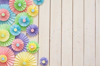 Renkli parlak pastel kağıt rozet. Bir parti için dekorasyon.