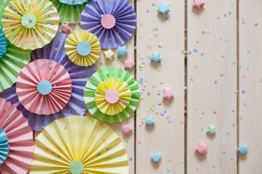 Renkli parlak pastel kağıt rozet. Bir parti için dekorasyon.