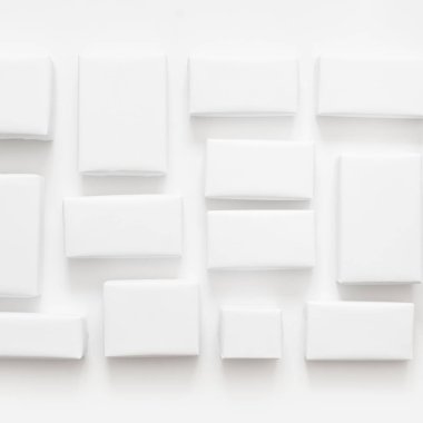 Hediyeler beyazdır. Temiz beyaz arka plan. Kutuları kurdeleler olmadan bir